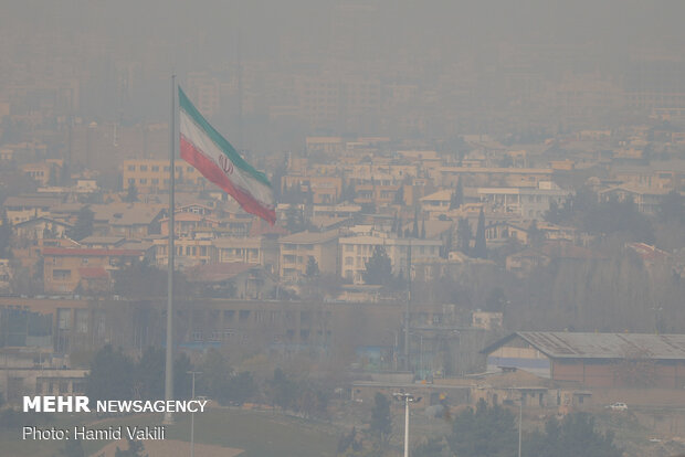كتل رمادية تخنق العاصمة الإيرانية طهران بسبب التلوث
