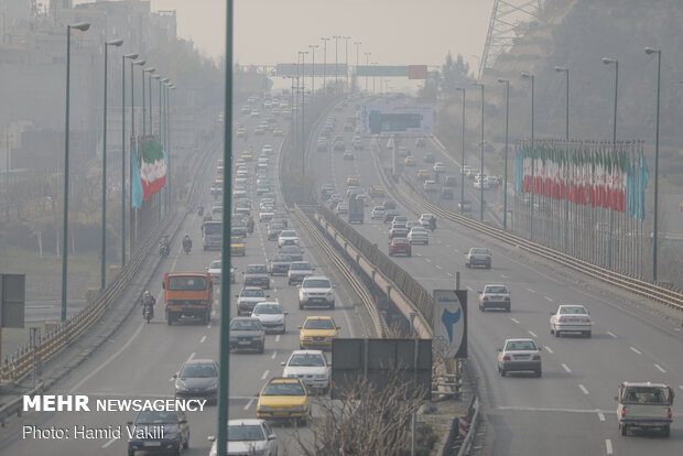 كتل رمادية تخنق العاصمة الإيرانية طهران بسبب التلوث