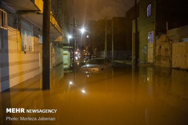 الفيضانات تغمر مدينة الأهواز ومجاري المياه تطفو على السطح