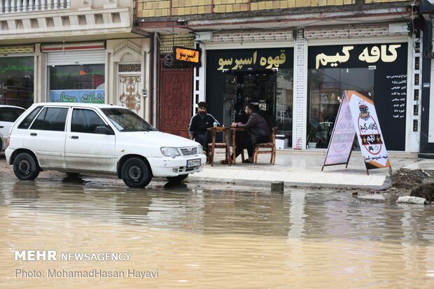 دو روز بعد از بارندگی آبادان همچنان غرق در آب