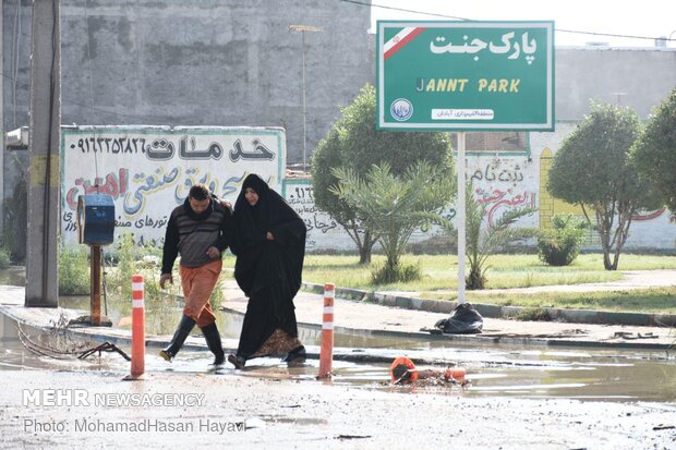 دو روز بعد از بارندگی آبادان همچنان غرق در آب