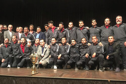 رسانه ورزش جام قهرمانی را از شهردار تهران دریافت کرد