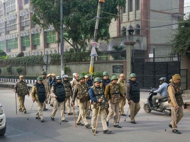 بھارتی ریاست اترپردیش میں پرامن مظاہرین پر پولیس کا تشدد / بھارت بھر میں مظاہرے جاری