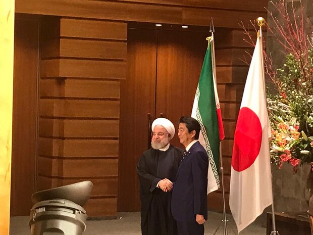 Japanese PM receives Pres. Rouhani in Tokyo 