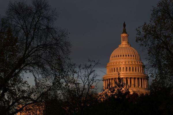 کنگره آمریکا بسته کمک مالی جدید ۹۰۰ میلیارد دلاری تصویب می کند