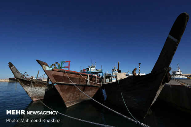 توقیف دو فروند قایق غیرمجاز پرساین متخلف در شهرستان قشم 