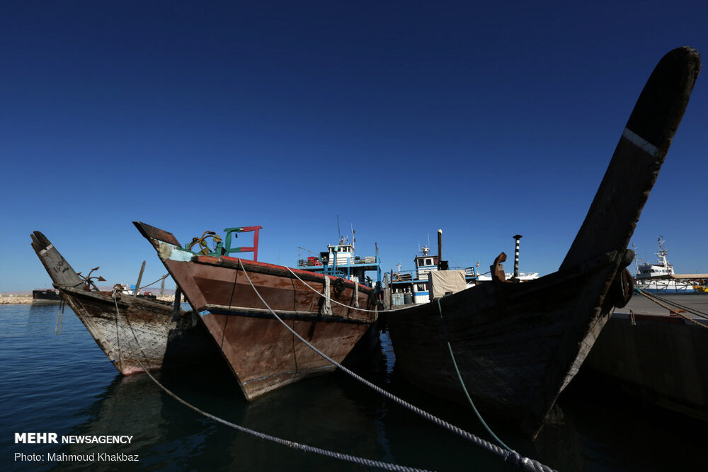 توقیف دو فروند قایق غیرمجاز پرساین متخلف در شهرستان قشم