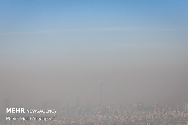 كتل رمادية تخنق العاصمة الإيرانية طهران بسبب التلوث