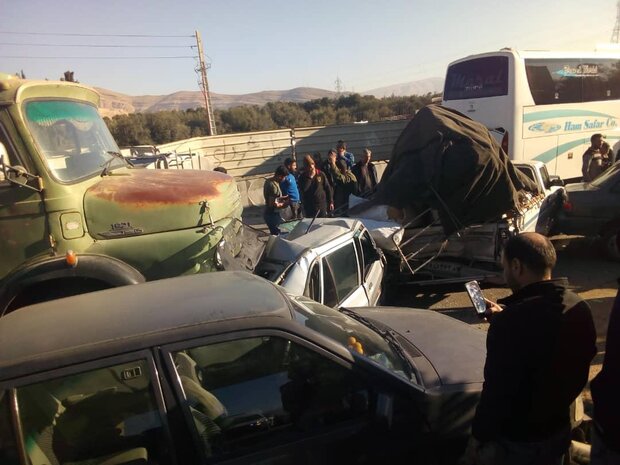 تصادف ۲۰ خودرو در اصفهان به دنبال ترمز بریدن کامیون