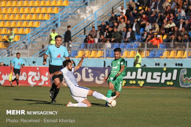 دیدار تیم های فوتبال گل گهر سیرجان و ماشین سازی تبریز