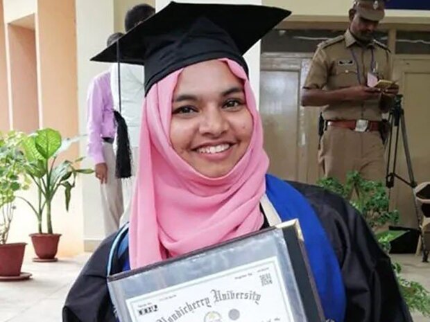 مسلم طالبہ کا گولڈ میڈل لینے سے انکار/ مسلم مخالف قانون کے خلاف احتجاج کا انوکھا طریقہ مسلم طالبہ کا گولڈ میڈل لینے سے انکار/ مسلم مخالف قانون کے خلاف احتجاج کا انوکھا طریقہ