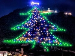 اٹلی میں دنیا کا سب سے بڑا کرسمس ٹری روشن