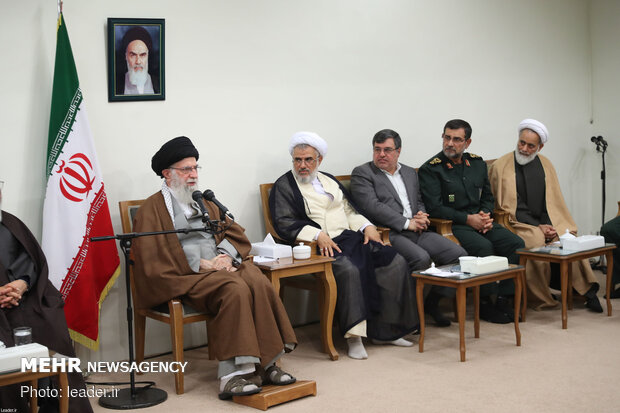 رہبر معظم سے صوبہ ہرمزگان میں شہداء کی یاد منانے والی کمیٹی کی ملاقات