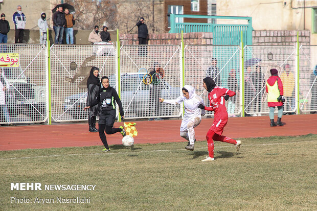 تیم فوتبال وچان کردستان ملوان بندر انزلی را شکست داد