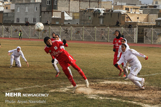 دیدار تیم‌های فوتبال بانوان وچان کردستان و شهرداری بم