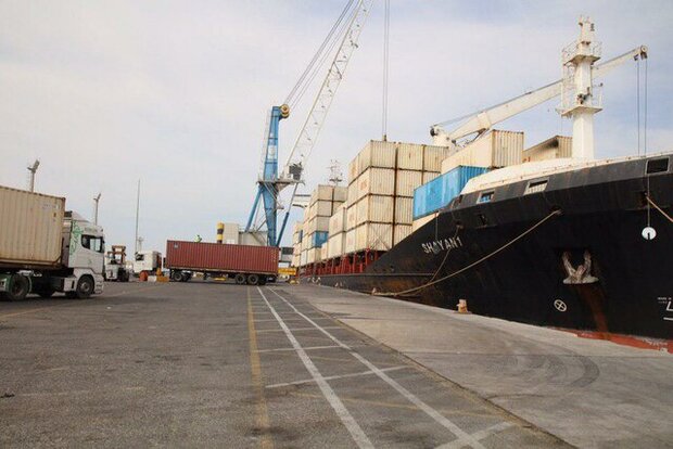دومین کشتی حامل کالاهای اساسی در بندر بوشهر پهلو می‌گیرد