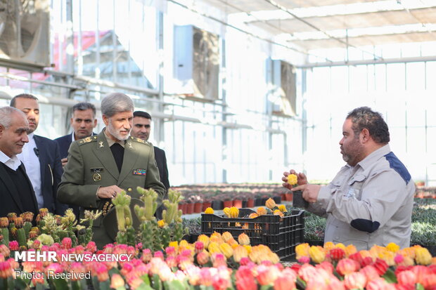 وزير الدفاع يتفقد المجمعات الزراعية والصناعية في مدينة "ورامين"