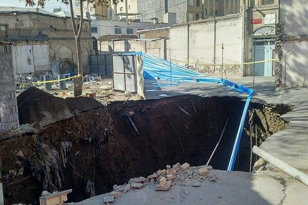 حفره ایجاد شده در خیابان اندرزگو ربطی به تونل قطار شهری ندارد