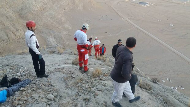 امدادرسانی به کوهنورد جوان در ارتفاعات چشمه لادر خمینی‌شهر