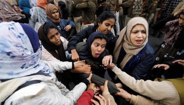 جامعہ ملیہ کے طلبہ و طالبات نے جامعہ ملیہ پر پولیس کے حملے کو جلیانوالا باغ سے ملادیا