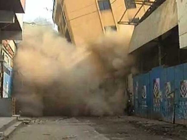 کراچی میں 6 منزلہ عمارت زمیں بوس ہوگئی کراچی میں 6 منزلہ عمارت زمیں بوس ہوگئی