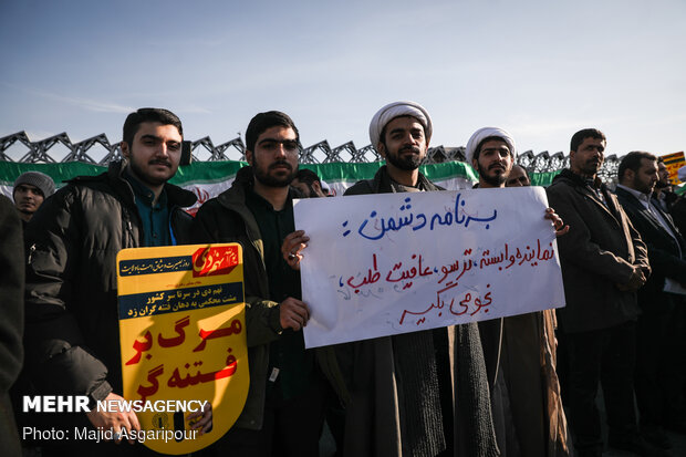 Tehraners hold rally to commemorate Dey 9 epic
