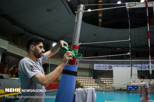 Iranian volleyball team holds training session