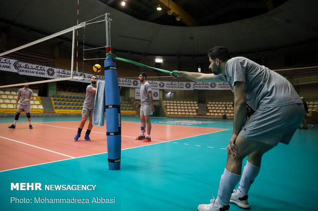 Iranian volleyball team holds training session