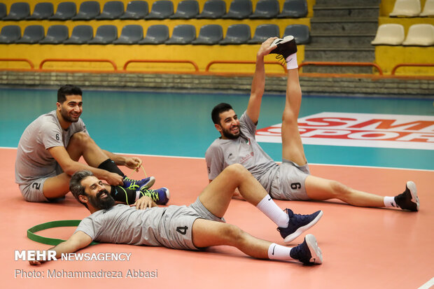 Iranian volleyball team holds training session