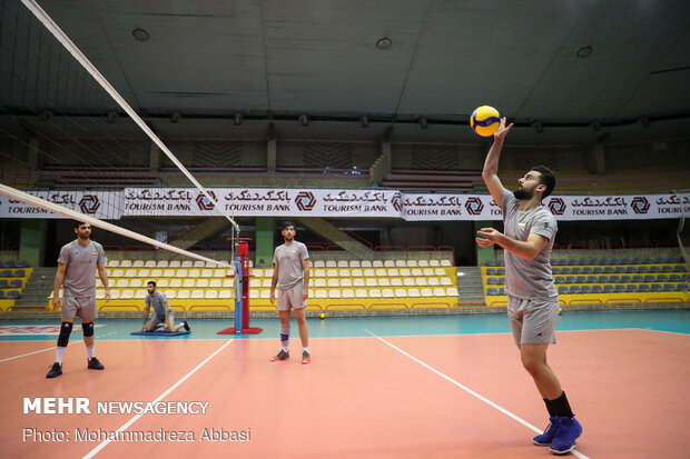 Iranian volleyball team holds training session