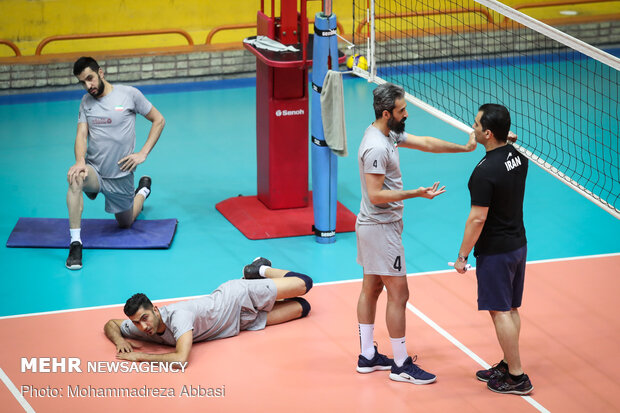 Iranian volleyball team holds training session