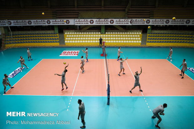 Iranian volleyball team holds training session