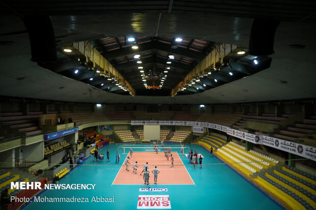 Iranian volleyball team holds training session