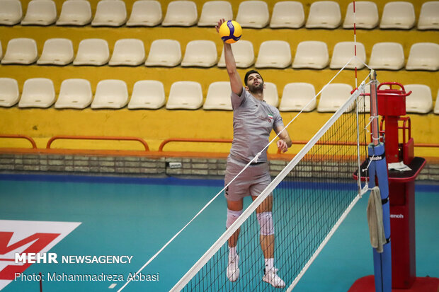 Iranian volleyball team holds training session