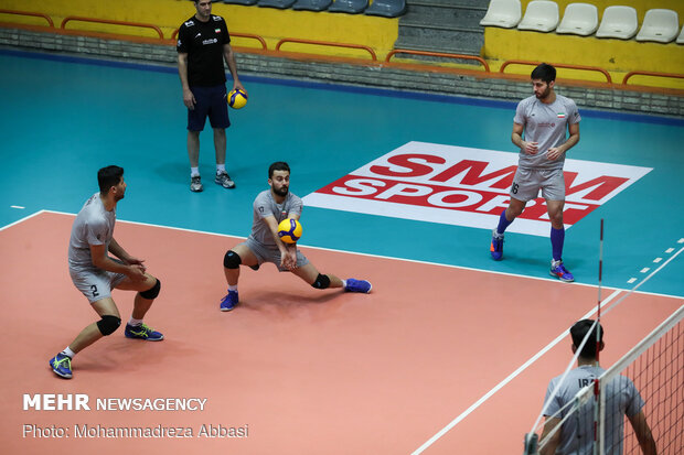 Iranian volleyball team holds training session