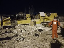 İran'da otobüs devrildi: 19 ölü