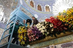 تزيين مقام السيدة زينب سلام الله عليها بالورود / فيديو