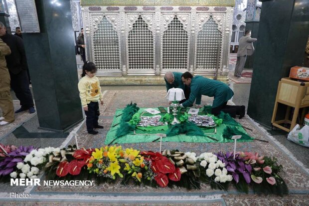 تزيين مرقد حضرة زينب الكبرى(س) بالورود