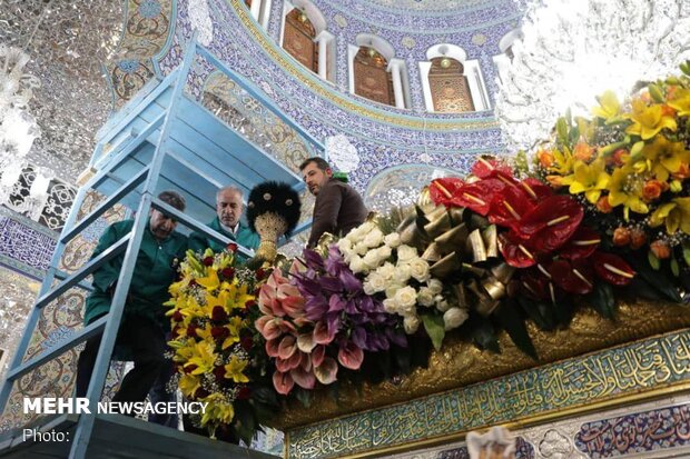 تزيين مقام السيدة زينب سلام الله عليها بالورود / فيديو