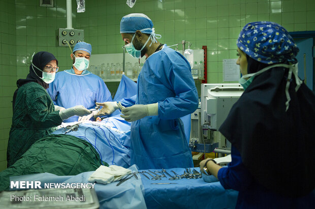 خانم گرانپایه در بیمارستان، زیر نظر دانشگاه علوم پزشکی تهران ،کار آموزش به دانشجویان و معالجه بیماران را باهم انجام می دهد