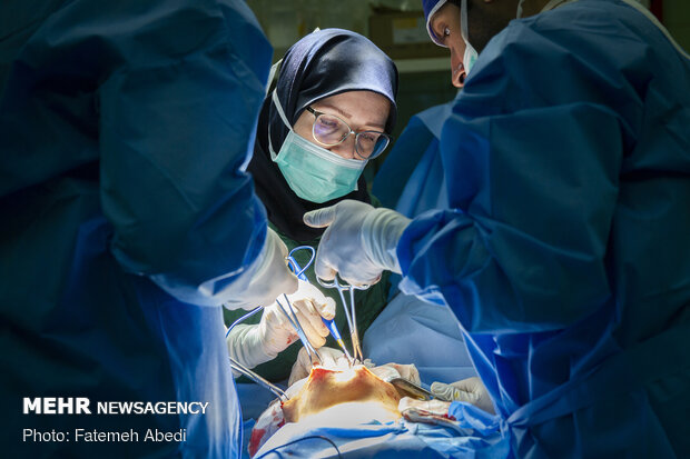 خانم گرانپایه در حال عمل جراحی در بیمارستان 