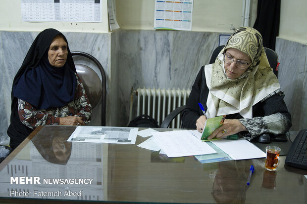 در طول سفر دو روزه به روستای قنوات قم، خانم گرانپایه به ویزیتِ رایگان بیماران می پردازد