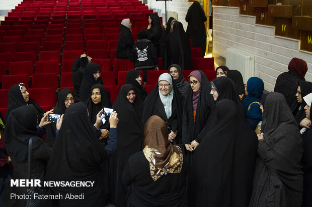 بعد از اتمام سخنرانی در مورد پیشگیری از ابتلا به سرطان سینه، علاقمندان به دکتر با وی عکس یادگاری می گیرند