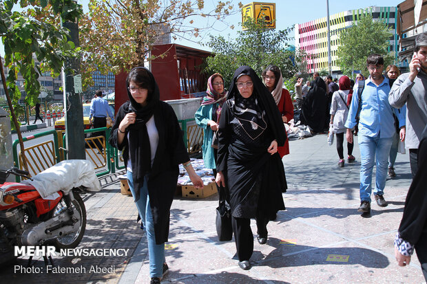 خانم گرانپایه با همه مشغله هایی که دارد، هر زمانی که دخترش به خرید احتیاج دارد، زمانی را به دخترش اختصاص می دهد