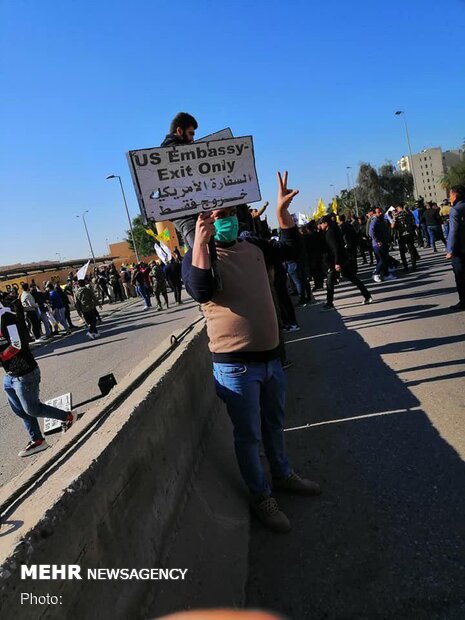 محتجون عراقيون يحتشدون أمام السفارة الأمريكية في بغداد