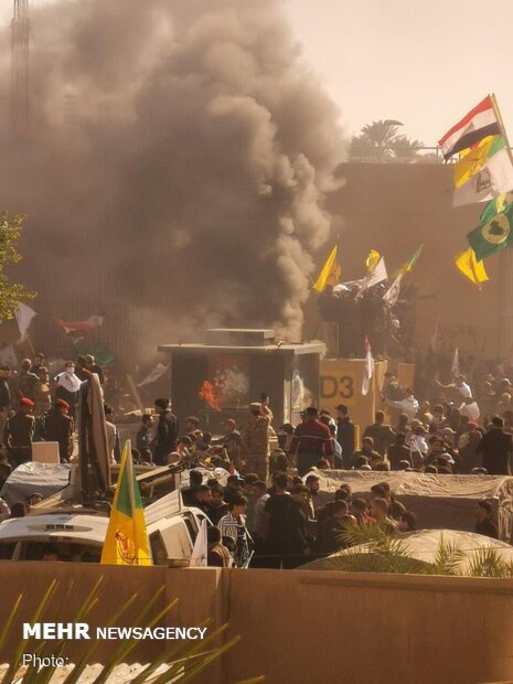 تجمع مردم عراق در برابر سفارت آمریکا در بغداد