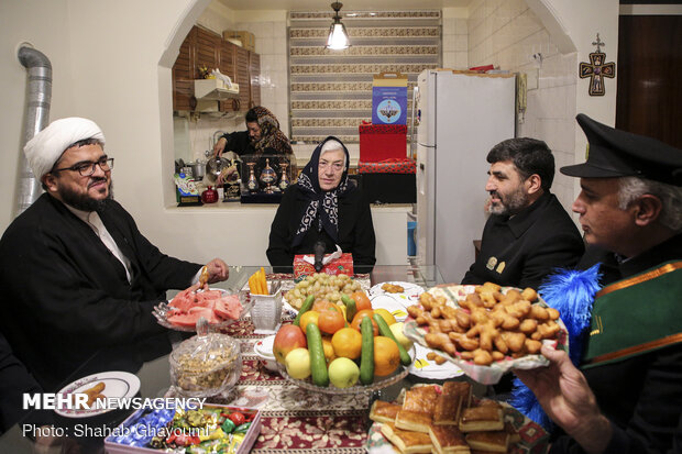 دیدار خادمین مسجد مقدس جمکران به مناسبت ولادت حضرت مسیح علیه السلام و سال نو میلادی با خانواده های شهدای ارامنه و آشوری