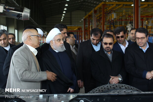 روحاني يدشّن معمل صنع أول جيل من الشاحنات الإيرانية