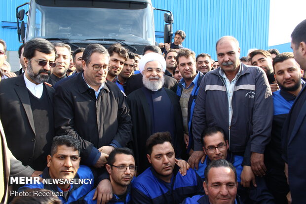 روحاني يدشّن معمل صنع أول جيل من الشاحنات الإيرانية