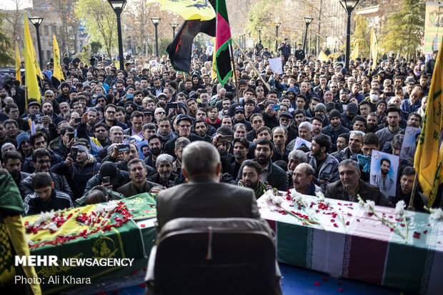 مداحی حاج منصور ارضی در مراسم تشییع شهید مدافع حرم محمدجعفر حسینی و شهید غلامحسین براتعلی جانباز جنگ تحمیلی در بازار تهران